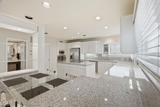 Building Photo - 119 S 11th Ave