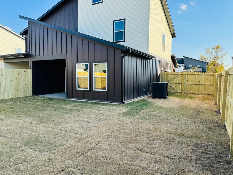 Building Photo - 1506 SW Poigai Wy