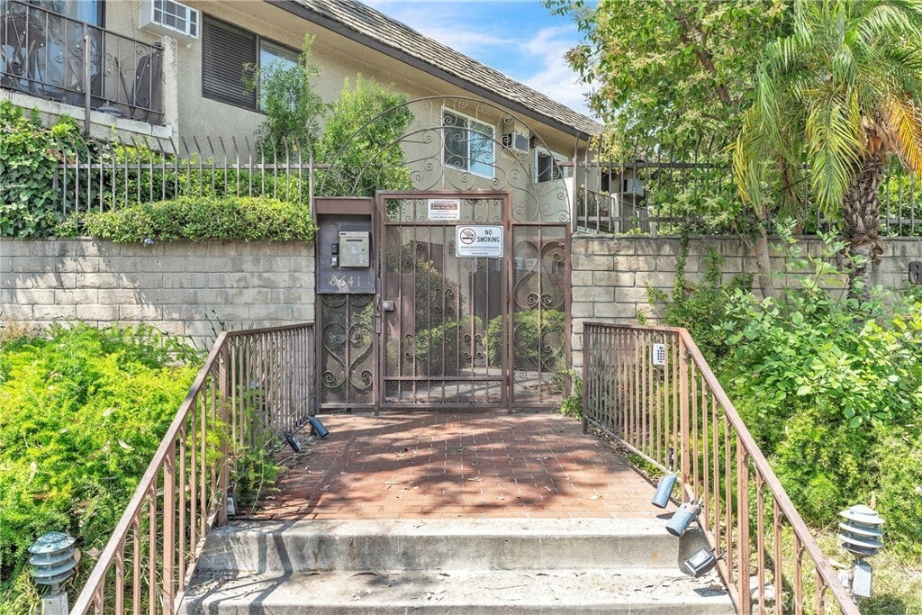 Building Photo - 8641 Glenoaks Blvd