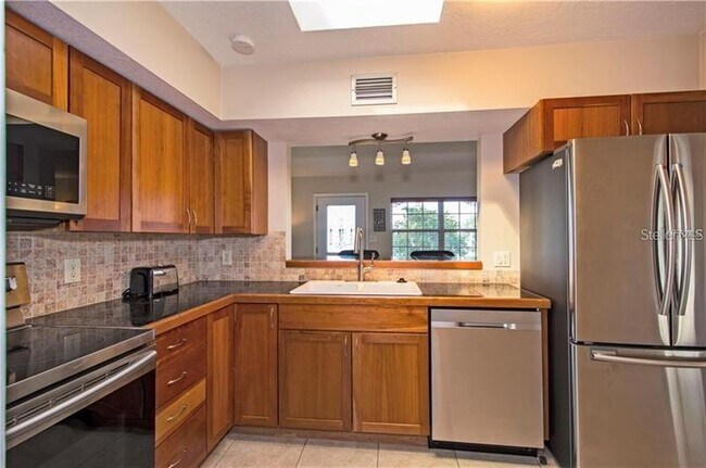 Building Photo - 540 Lindley Terrace