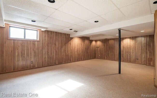 Building Photo - 1237 Oakwood Ct