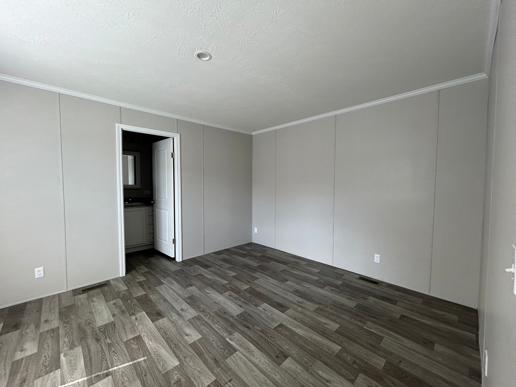 Building Photo - 11420 Oakgrove Dr