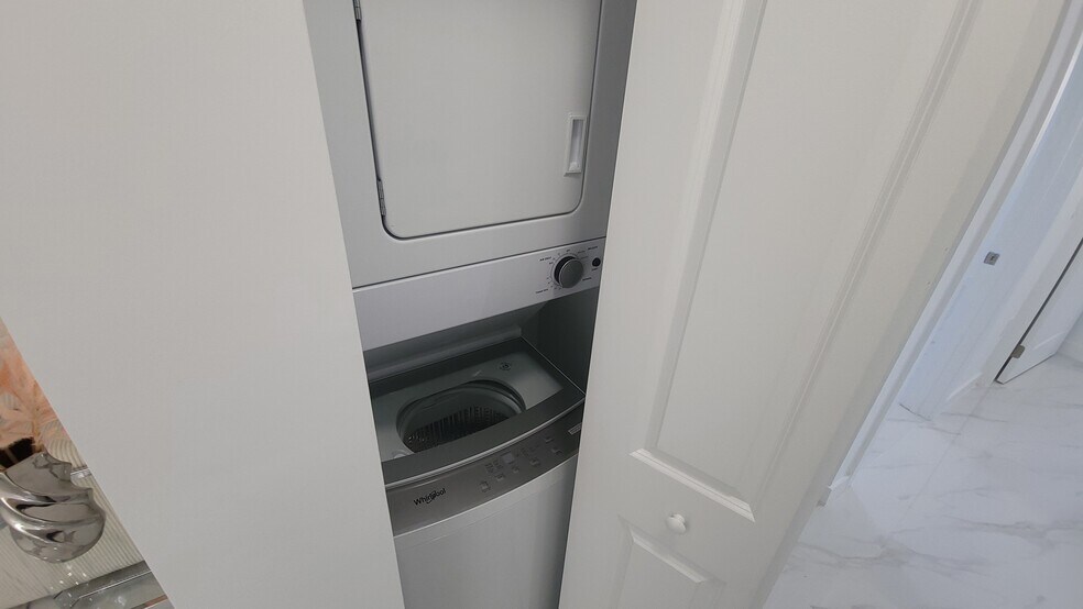 Building Photo - 858 E 27th St