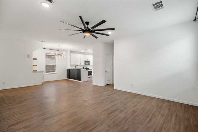 Building Photo - 10477 Pineland Dr