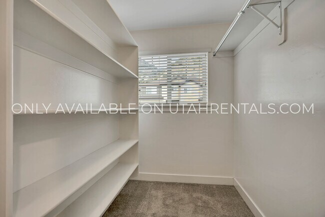 Building Photo - 874 S Aspen Wy