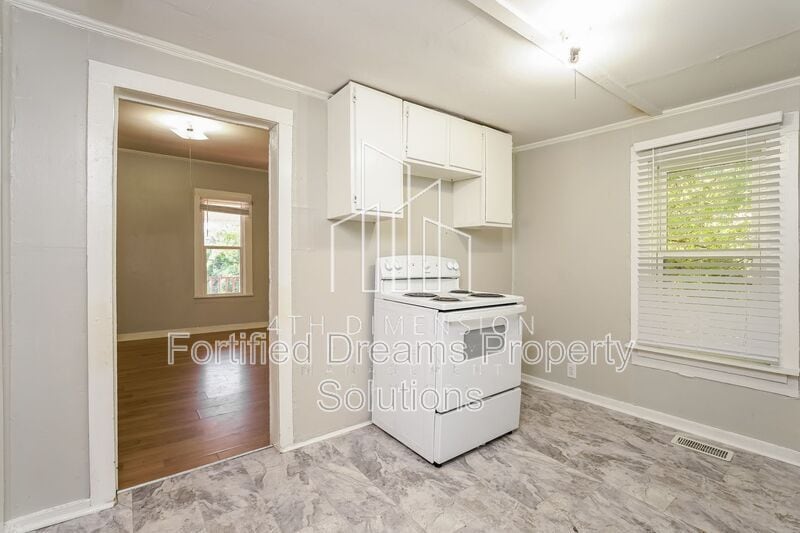 Building Photo - 2015 Row St