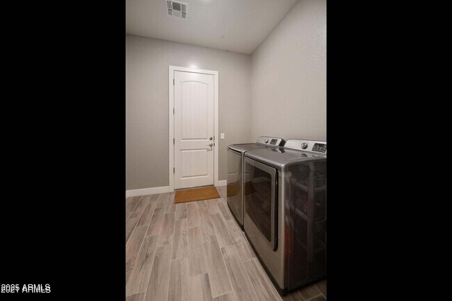 Building Photo - 3862 E Bart St