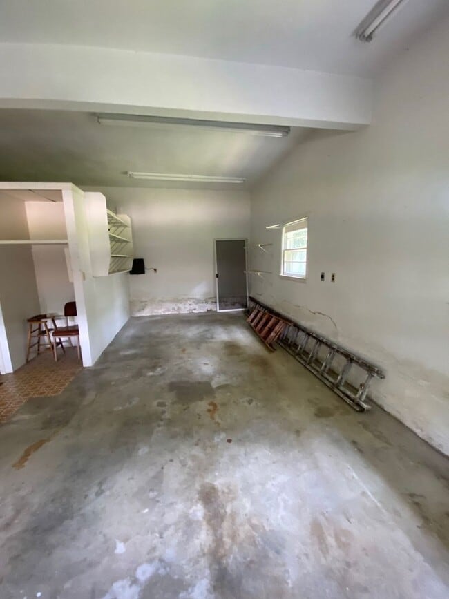 Building Photo - 2648 S Kings Rd