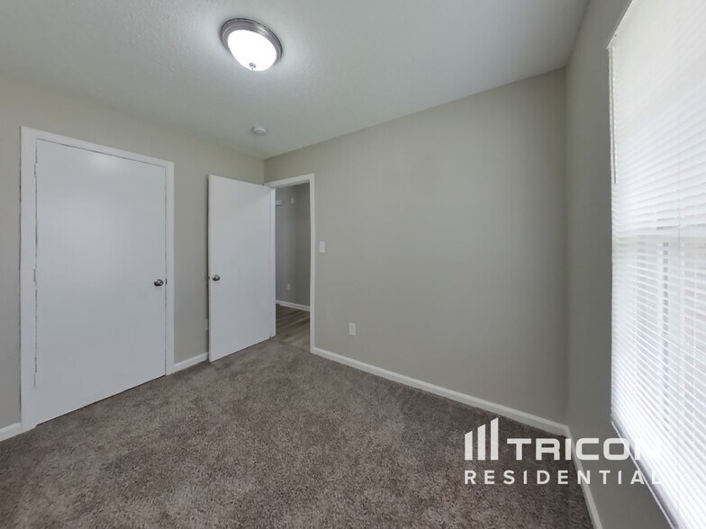 Building Photo - 2347 Middle View Dr