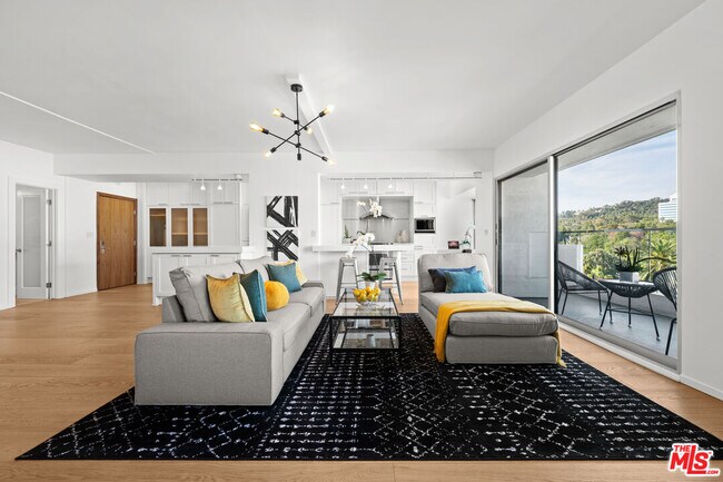 Building Photo - 838 N Doheny Dr