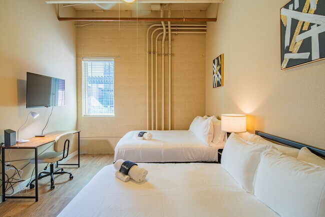 Building Photo - 1275 E University Dr