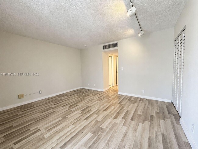 Building Photo - 20200 W Country Club Dr