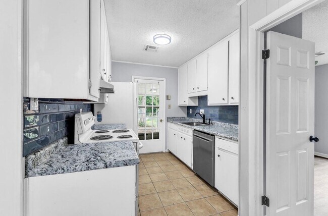 Building Photo - 3962 Fairfield Dr