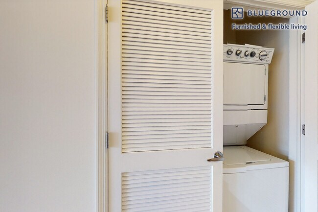 Building Photo - 1700 E 5th St