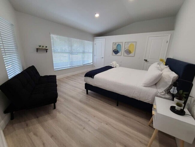 Building Photo - Chic Stylish Pool House newly renovated