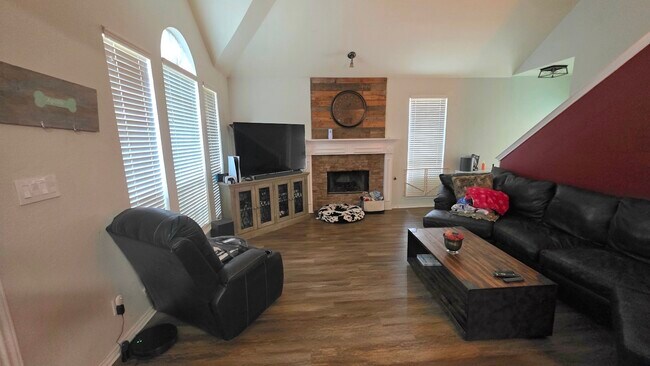 Building Photo - 1704 Shady Creek Dr