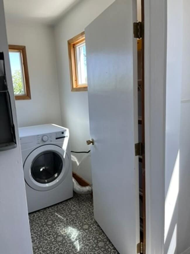 Building Photo - 3 Bed 1 Bath Single Family Home Close to H...
