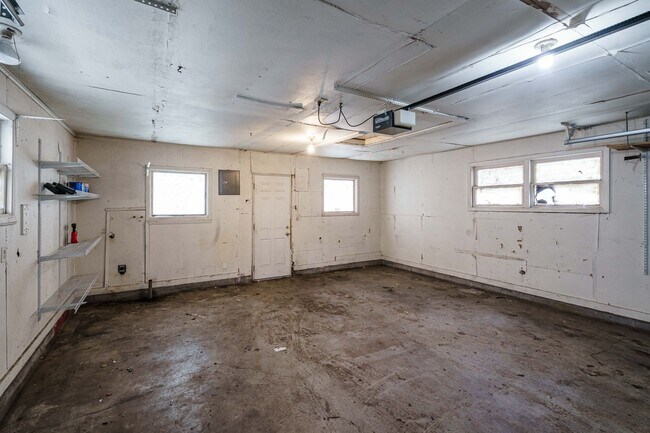 Building Photo - 1 Bedroom 1 Bath with Detached Garage