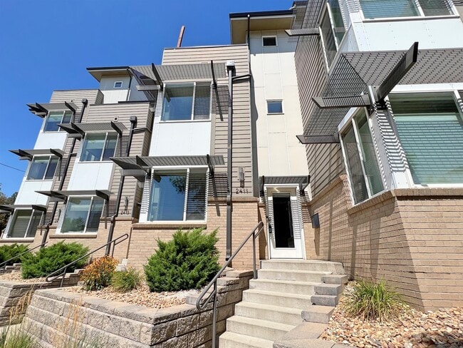 Building Photo - 2411 W Argyle Pl