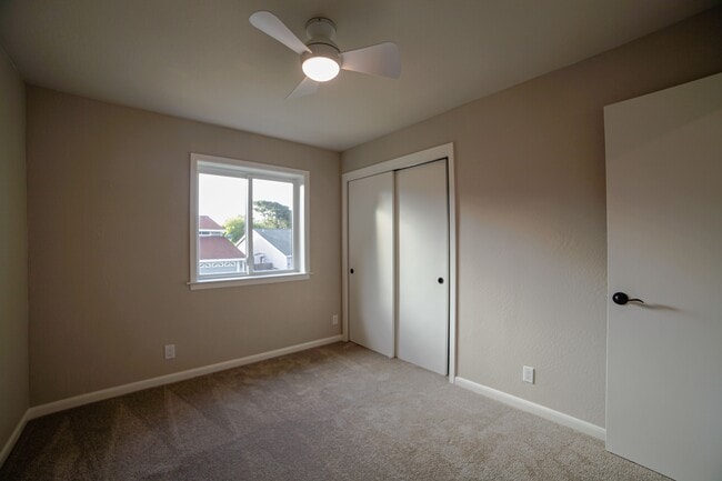 Building Photo - 405 Solano Dr