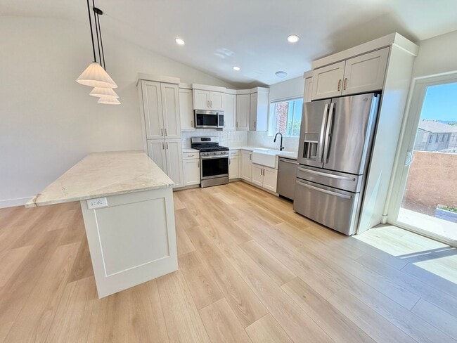 Building Photo - Wonderful Remodeled La Paloma Home!