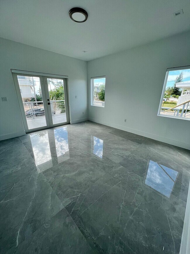 Building Photo - 229 W Seaview Cir