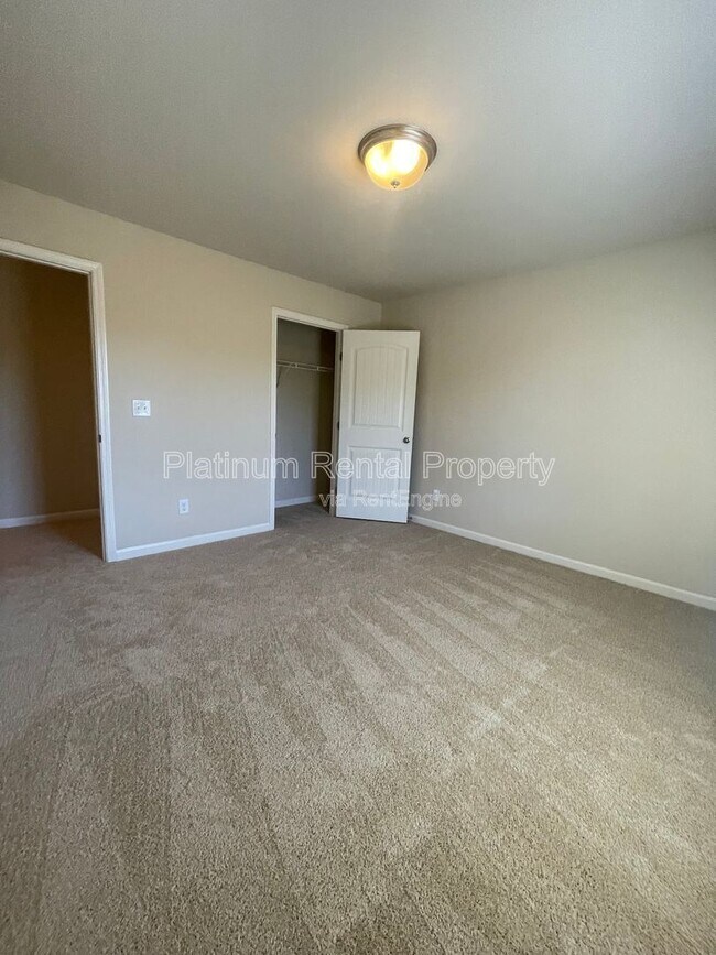 Building Photo - 4425 Huron Dr