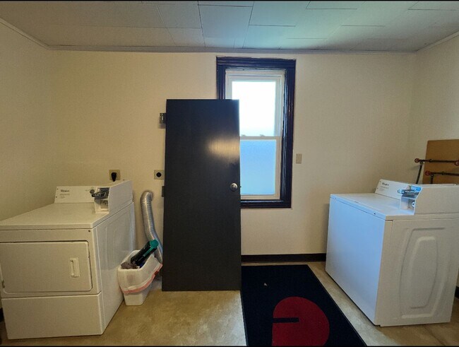 Building Photo - 1222 Main St