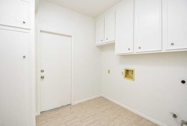 Building Photo - 1231 Creekford Cir