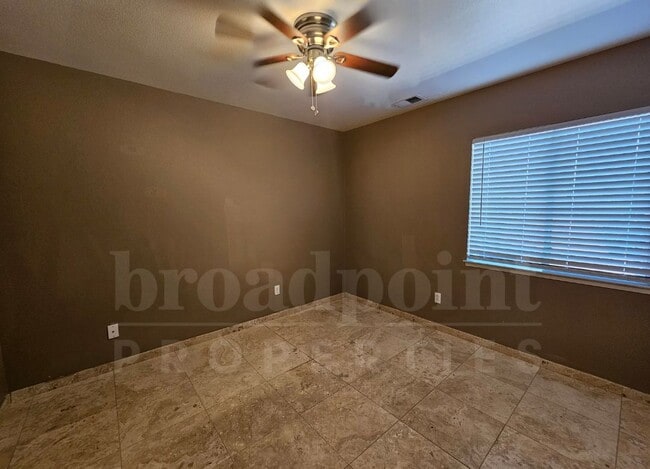 Building Photo - 605 Iona Ct