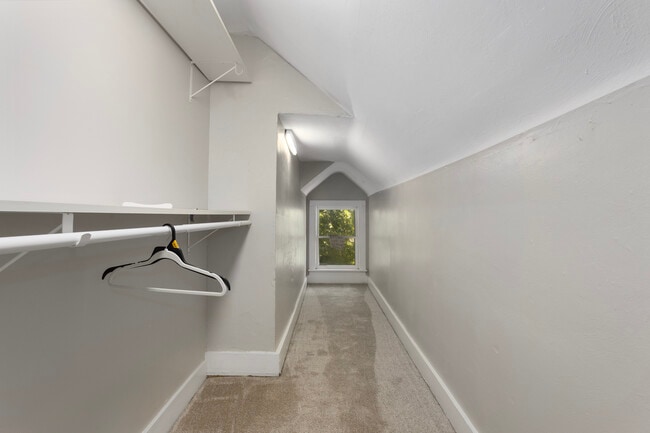 Building Photo - 915 E 29th St