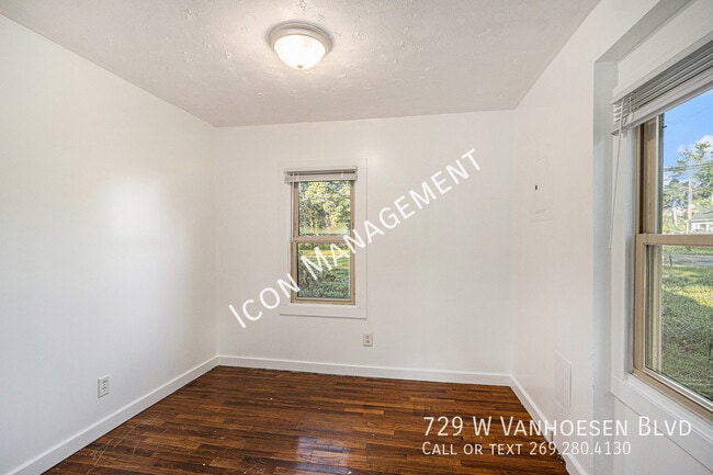 Building Photo - 729 W Van Hoesen Blvd