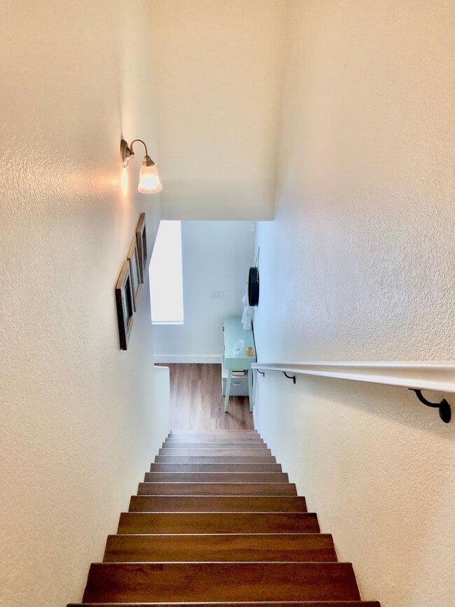 Building Photo - Beautifully Upgraded & Appointed End Condo...