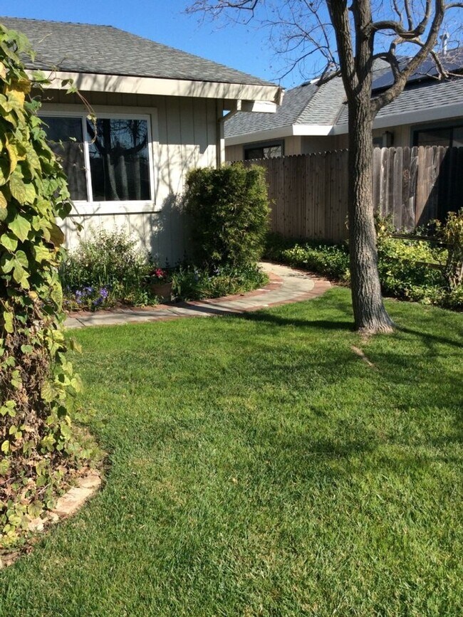 Building Photo - 3 Bedroom 1.25 bath Davis duplex in West D...