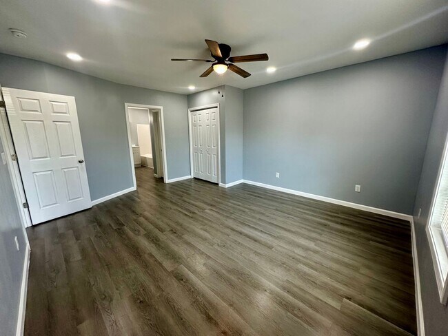 Building Photo - 960 Mayfield Dr