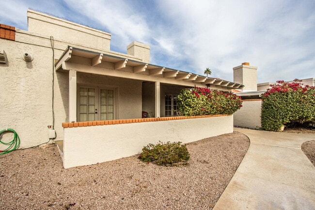 Building Photo - Available! Beautiful fully furnished/equipped 3BR patio home.