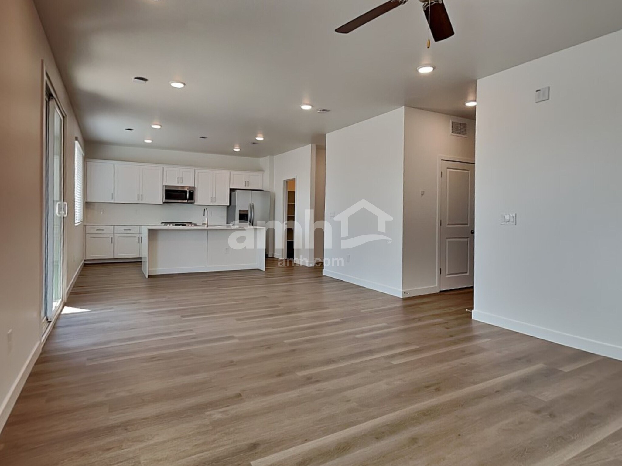 Building Photo - 9721 W Tamarisk Ave