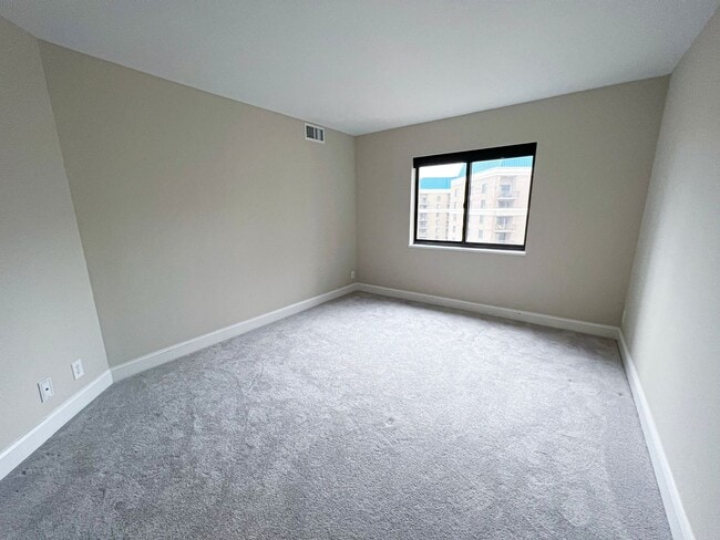 Building Photo - Beautiful And Modern 1 Bed, 1 Bath Condo In Prime Location With High Walk Score In Alta Vista