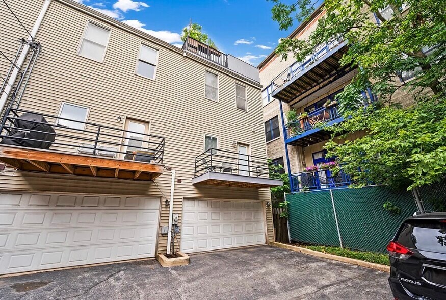 Building Photo - 2257 W Saint Paul Ave