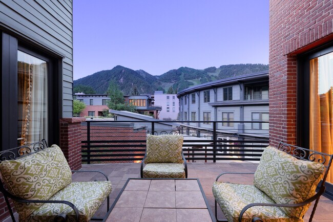 Building Photo - 501 Rio Grande Pl