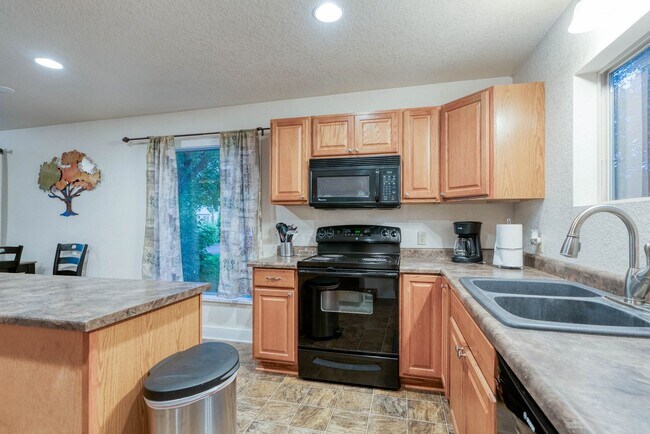 Building Photo - Fully Furnished 3BD + Den/2BA, Convenientl...