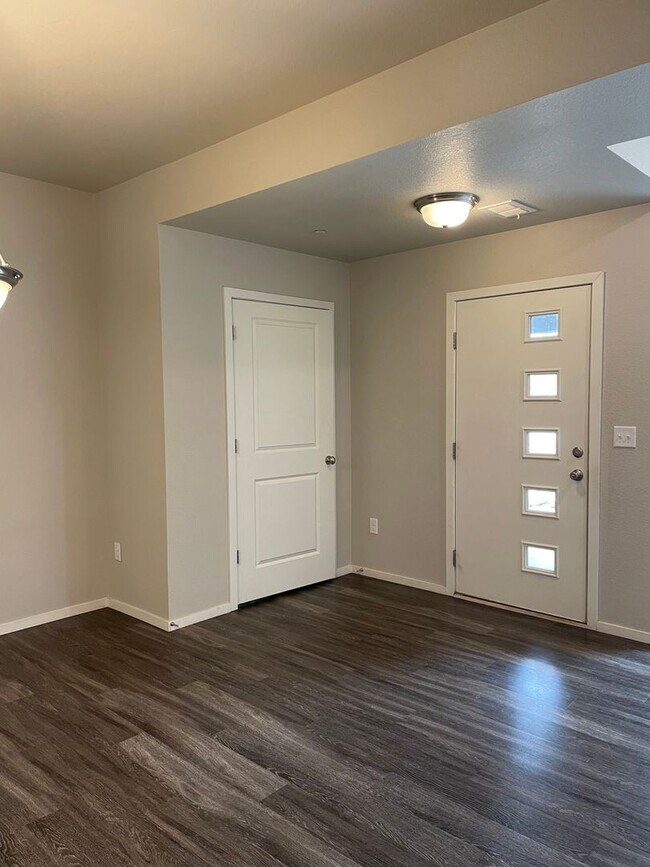 Building Photo - Luxury Rowhouse w/ 2-Car Garage in NE Ft. Collins