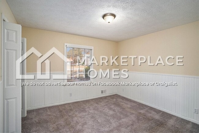 Building Photo - 2105 Pinewood Dr