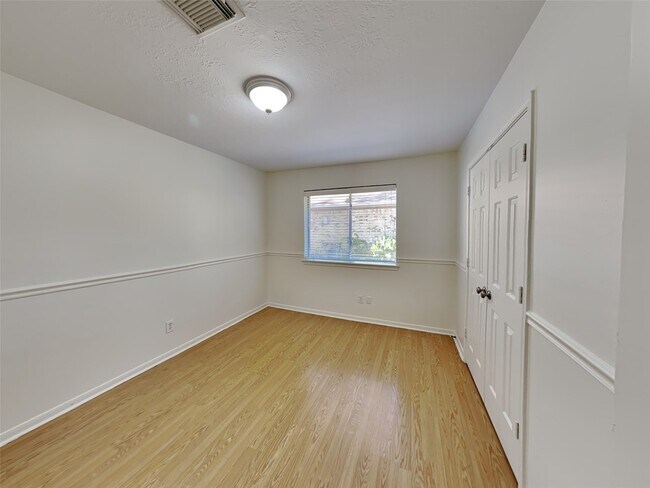 Building Photo - 10467 Twin Circles Dr