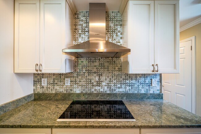Building Photo - Charming End Townhouse in Prime North Old Town Location
