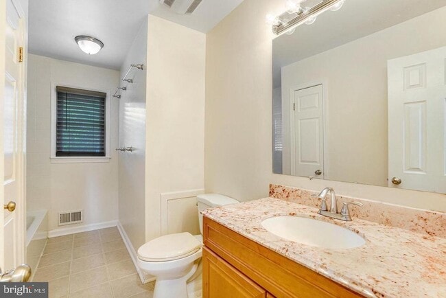 Building Photo - 9821 Hampton Ln