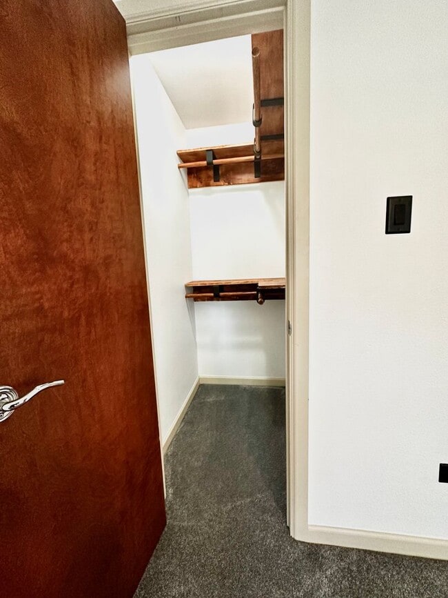 Building Photo - Prime Location Condo: Bright 1 Bed, 1 Bath...