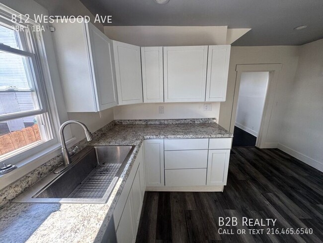 Building Photo - 812 Westwood Ave