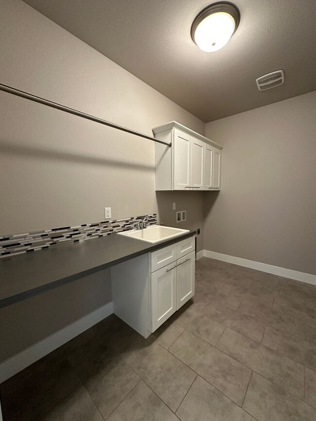 Building Photo - Centrally Located in Kennewick!