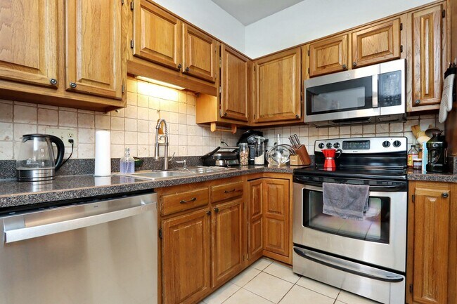 Building Photo - 1356 Lake Dr